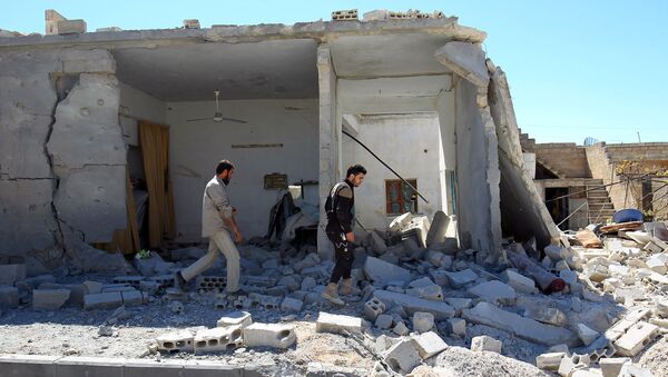 Pripadnici civilne odbrane vrše inspekciju razrušenog mesta vazdušnog napada u Idlibu - Sputnik Srbija
