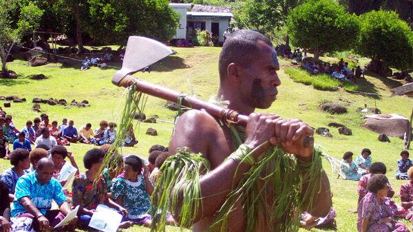 Ratnik sa Fidžija nosi tradicionalnu sekiru na ceremoniji izvinjenja britanskom misionaru Tomasu Bejkeru koga su kanibali pojeli 1867. - Sputnik Srbija