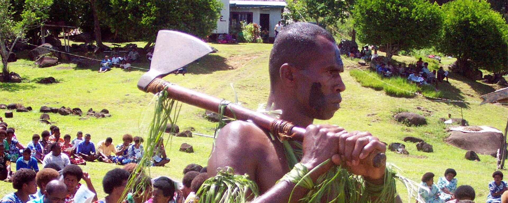 Ratnik sa Fidžija nosi tradicionalnu sekiru na ceremoniji izvinjenja britanskom misionaru Tomasu Bejkeru koga su kanibali pojeli 1867. - Sputnik Srbija, 1920, 01.03.2022