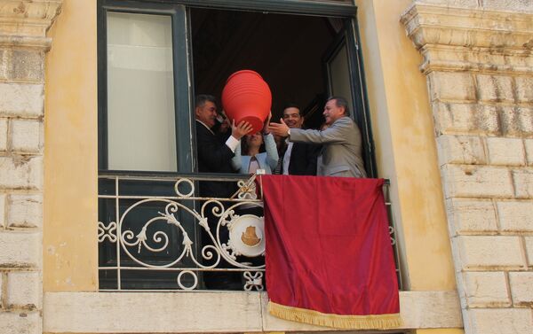 Premijer Grčke Aleksis Cipras i gradonačelnik Krfa Kostas Nikoluzos, bacaju ćup sa prozora gradske kuće u tradicionalnom obeležavanju Velike subote - Sputnik Srbija