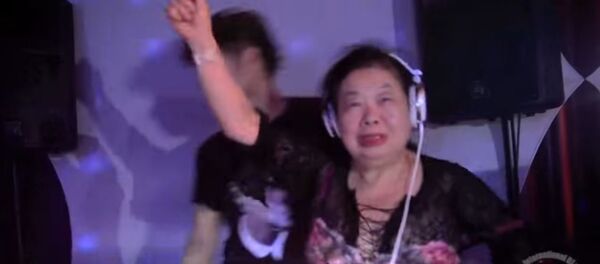 Бака миксује музику - Sputnik Србија