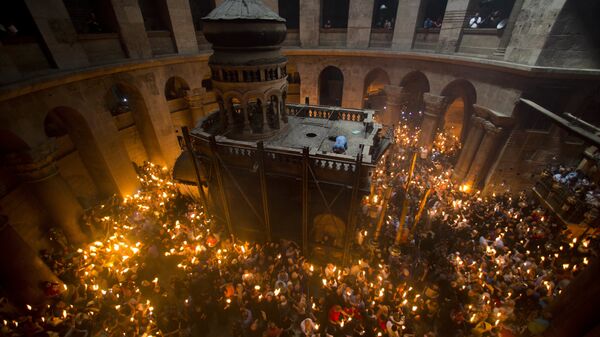 У Храму Христовог Гроба упаљен благодатни огањ - Sputnik Србија
