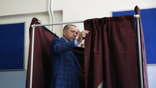 Turski predsednik Redžep Tajip Erdogan ulazi u kabinu na biračkom mestu u Istambulu. Građani Turske će se danas na referendumu izjasniti o ustavnim promenama, kojima bi se proširila ovlašćenja predsednika Redžepa Tajipa Erdogana. - Sputnik Srbija