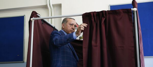 Турски председник Реџеп Тајип Ердоган улази у кабину на бирачком месту у Истамбулу. Грађани Турске ће се данас на референдуму изјаснити о уставним променама, којима би се проширила овлашћења председника Реџепа Тајипа Ердогана. - Sputnik Србија