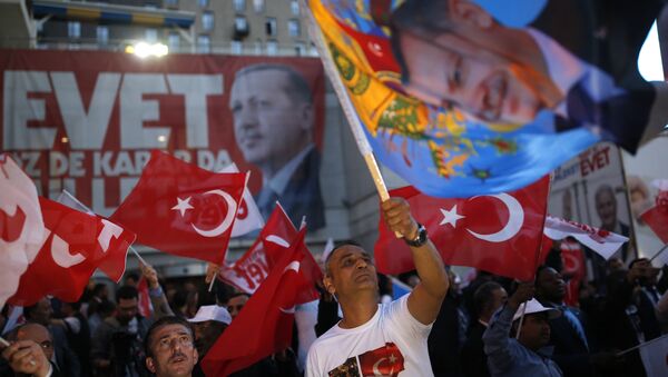 Pristalice Stranke pravde i razvoja nose zastave sa likom predsednika Turske Redžepa Tajipa Erdogana. Prema preliminarnim rezultatima ustavnog referenduma većina glasača glasala je za ustavne promene u Turskoj. - Sputnik Srbija