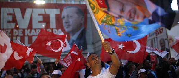 Присталице Странке правде и развоја носе заставе са ликом председника Турске Реџепа Тајипа Ердогана. Према прелиминарним резултатима уставног референдума већина гласача гласала је за уставне промене у Турској. - Sputnik Србија