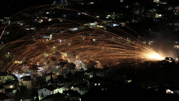 Stotine raketa lete prema crkvi Svetog Marka tokom proslave Uskrsa na grčkom ostrvu Hios - Sputnik Srbija