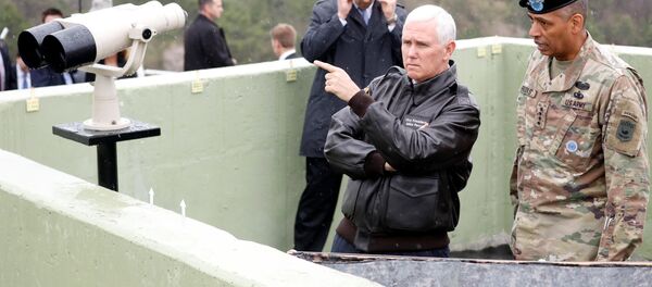 Мајк Пенс у демилитаризованој зони између Северне и Јужне Кореје - Sputnik Србија