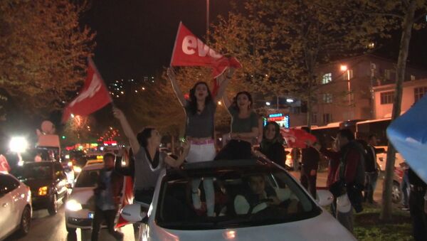 Грађани Истанбула славе после проглашења резулата референдума - Sputnik Србија