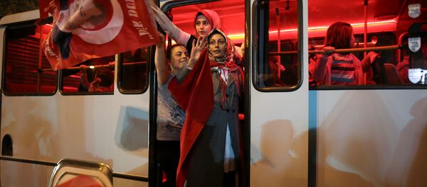 Ердоганове присталице на улицама Истанбула после референдума - Sputnik Србија