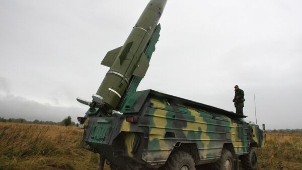 Припрема ракетног система „Точка“ за лансирање тактичке ракете на војном полигону у Калињинградској области у оквиру војне вежбе приобалних снага Балтичке флоте - Sputnik Србија