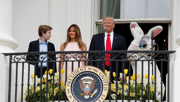 Predsednik SAD Donald Tramp sa suprugom Melanijom i sinom Baronom tokom proslave Uskrsa u Beloj kući - Sputnik Srbija