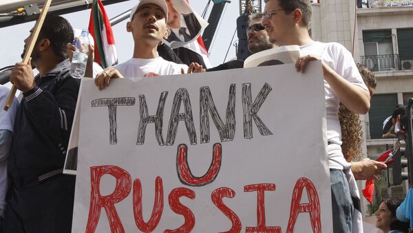 Pristalice sirijske vlade drže proruski transparent u znak podrške predsedniku Sirije Bašaru Asadu, Rusiji i Kini - Sputnik Srbija