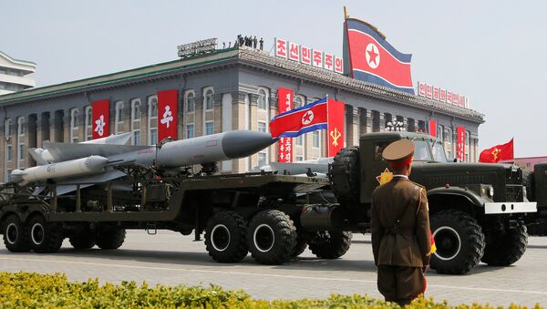 Ракете пролазе поред трибине на којој се налази севернокорејски лидер Ким Џонг Ун и остали високи званичници на војној паради у Пјонгјангу - Sputnik Србија