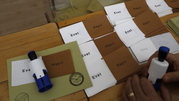 Glasački listići sa ustavnog referenduma na izbornom mestu u Ankari - Sputnik Srbija
