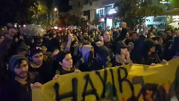SERBIA_Tыsяči stambulьcev vыšli na marš protiv rezulьtatov referenduma v Turcii - Sputnik Srbija