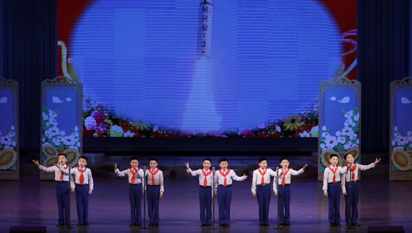 Севернокорејски дечаци певају на свечаности у Пјонгјангу - Sputnik Србија