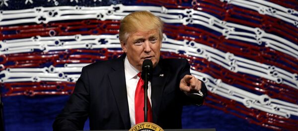 Predsednik SAD Donald Tramp tokom posete sedištu kompanije za proizvodnju alata u Viskonsinu Predsednik SAD Donald Tramp tokom posete sedištu kompanije za proizvodnju alata u Viskonsinu - Sputnik Srbija