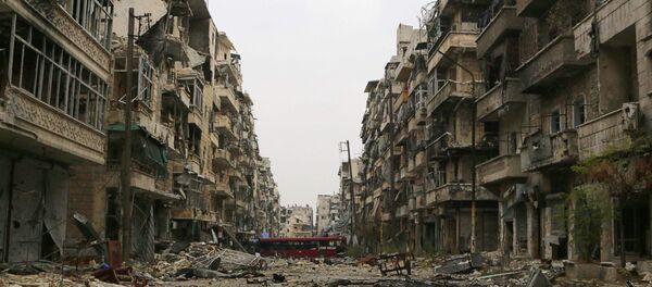 Аутобус блокира улицу у разрушеном делу Алепа Аутобус блокира улицу у разрушеном делу Алепа - Sputnik Србија