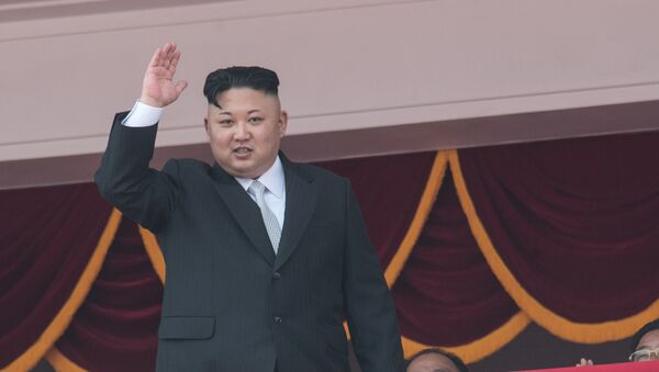 Лидер Северне Кореје Ким Џонг Ун током војне параде на 105. годишњицу рођења Ким Ил Сунга у Пјонгјангу - Sputnik Србија
