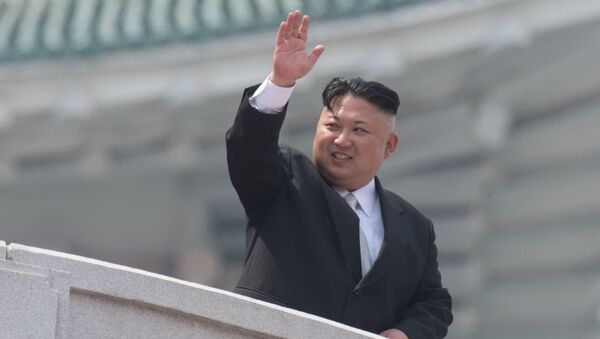 Лидер Северне Кореје Ким Џонг Ун током војне параде на 105. годишњицу рођења Ким Ил Сунг у Пјонгјангу - Sputnik Србија