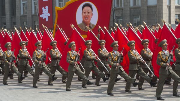 Vojnici na paradi povodom 105. godišnjice od rođenja osnivača Severne Koreje države, Kim Il Sunga u Pjongjangu - Sputnik Srbija