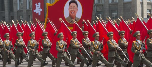 Vojnici na paradi povodom 105. godišnjice od rođenja osnivača Severne Koreje države, Kim Il Sunga u Pjongjangu - Sputnik Srbija