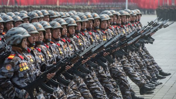 Војници на паради поводом 105. годишњице од рођења оснивача Северне Кореје државе, Ким Ил Сунга у Пјонгјангу - Sputnik Србија