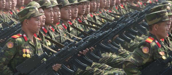 Војници током прославе поводом 105. годишњице од рођења оснивача Северне Кореје државе, Ким Ил Сунг у Пјонгјангу - Sputnik Србија