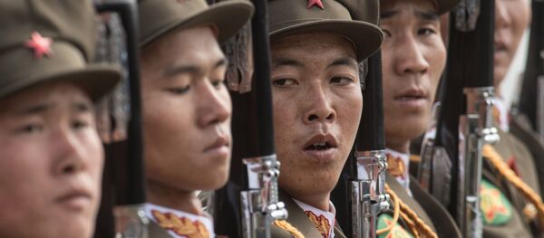 Војници током прославе поводом 105. годишњице од рођења оснивача Северне Кореје државе, Ким Ил Сунг у Пјонгјангу Војници током прославе поводом 105. годишњице од рођења оснивача Северне Кореје државе, Ким Ил Сунг у Пјонгјангу - Sputnik Србија