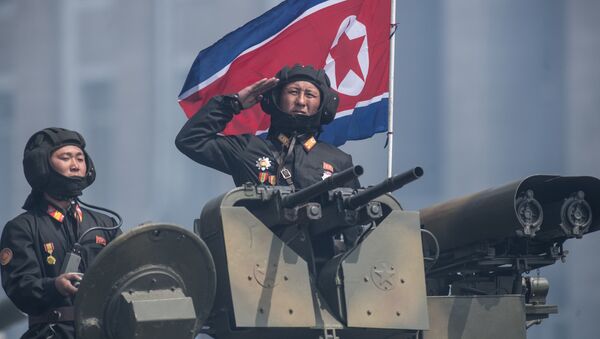 Serviseri tokom proslave povodom 105. godišnjice od rođenja osnivača Severne Koreje države, Kim Il Sung u Pjongjangu - Sputnik Srbija