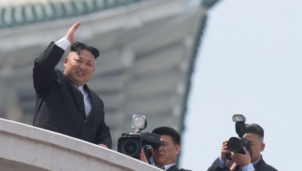 Лидер Северне Кореје Ким Џонг Ун током војне параде на 105. годишњицу рођења Ким Ил Сунг у Пјонгјангу - Sputnik Србија