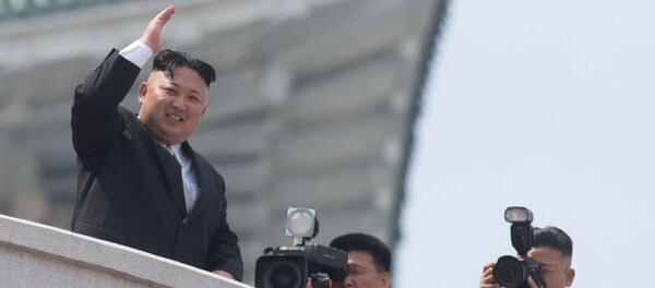 Lider Severne Koreje Kim Džong Un tokom vojne parade na 105. godišnjicu rođenja Kim Il Sung u Pjongjangu - Sputnik Srbija
