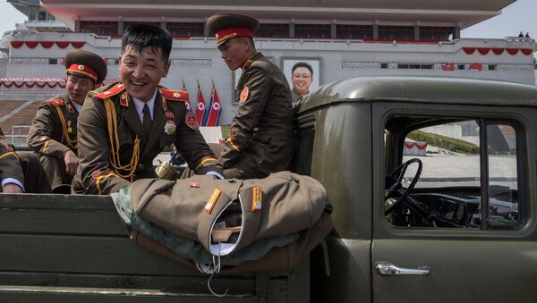 Војници током прославе поводом 105. годишњице од рођења оснивача Северне Кореје државе, Ким Ил Сунг у Пјонгјангу - Sputnik Србија