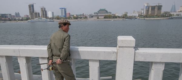 Пецарош на реци Тедонган у Пјонгјангу, Северна Кореја. Пецарош на реци Тедонган у Пјонгјангу, Северна Кореја. - Sputnik Србија