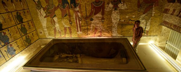 A picture taken on April 1, 2016, shows the golden sarcophagus of King Tutankhamun displayed in his burial chamber in the Valley of the Kings, close to Luxor, 500 kms south of the Egyptian capital Cairo - Sputnik Србија