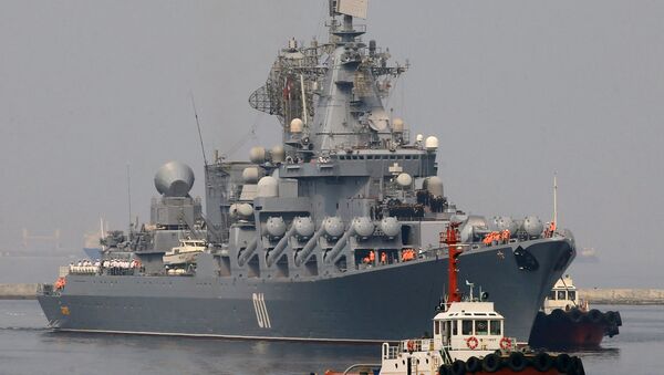 Tegljač prati raketnu krstaricu ruske mornarice Varjag u luci Manila - Sputnik Srbija