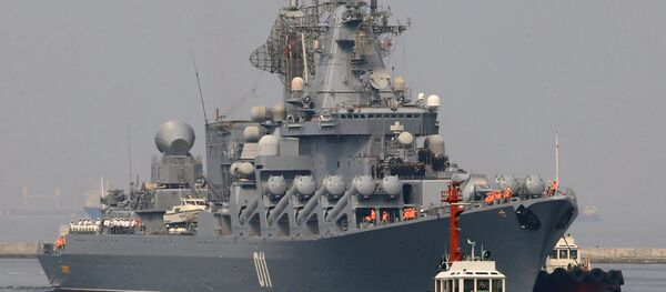 Тегљач прати ракетну крстарицу руске морнарице Варјаг у луци Манила Тегљач прати ракетну крстарицу руске морнарице Варјаг у луци Манила - Sputnik Србија