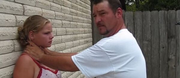 Отац и ћерка демонстрирају самоодбрану Отац и ћерка демонстрирају самоодбрану - Sputnik Србија