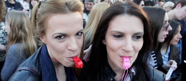 Присталице опозиције са пиштаљкама Присталице опозиције са пиштаљкама - Sputnik Србија