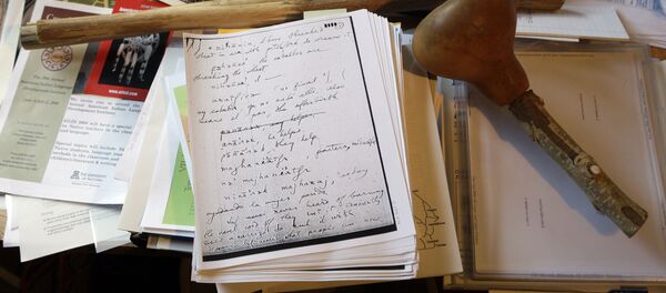 Сто лингвисте Харингтона, на ком се налазе његове белешке и индијанске реликвије Сто лингвисте Харингтона, на ком се налазе његове белешке и индијанске реликвије - Sputnik Србија