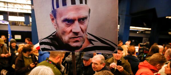 Трансапрент са ликом Доналда Туска на демонстарцијама у Варшави, Пољска - Sputnik Србија