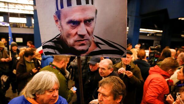 Transaprent sa likom Donalda Tuska na demonstarcijama u Varšavi, Poljska - Sputnik Srbija