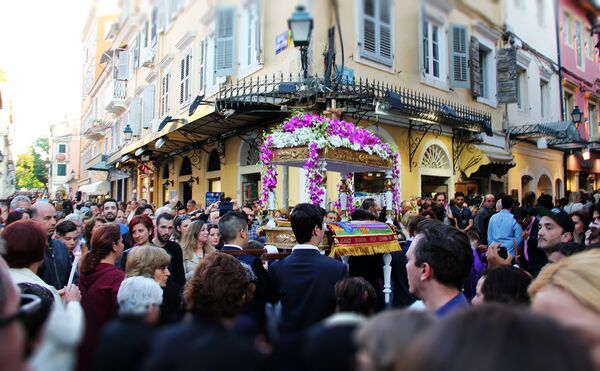 Плаштанице се на Велики петак изнасе на улицу из свих цркава у граду, које је тешко пребројати. - Sputnik Србија