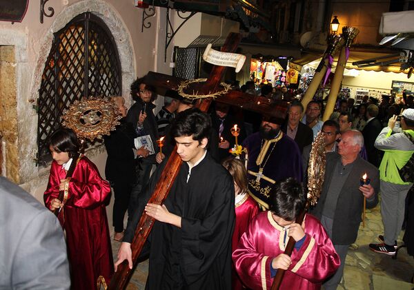 Због музике која прати литију, они који нису упознати са обичајима острва, да је реч о Великом петку, могу да закључе по заставама, свећама и крстовима који се не носе усправно. - Sputnik Србија