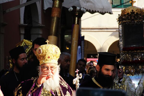 Митрополит крфљански Нектарије благосиља народ. Свима који стоје на литургији весело објављује на српском: „Христос воскресе!“ - Sputnik Србија