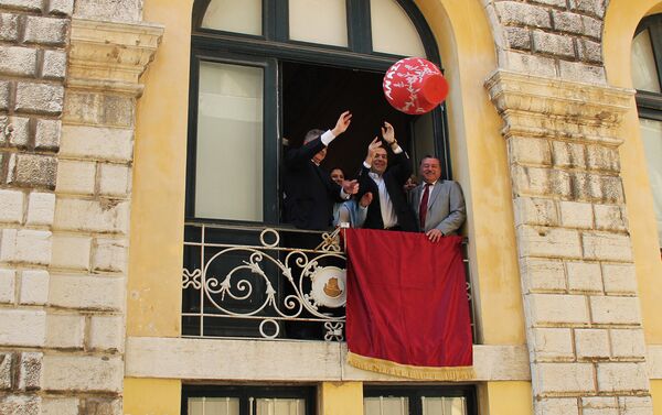 Премијер Грчке Алексис Ципрас ненајављено се појавио на Крфу, на традиционалној необичној прослави Велике суботе. - Sputnik Србија