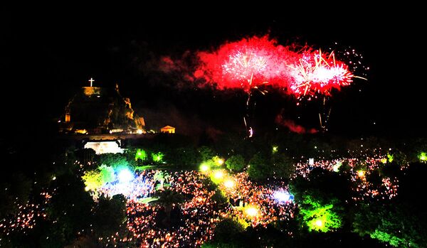 Величанствени ватромет обасјава објаву спасења. Екипа Спутњика има ексклузивну прилику да то посматра са крова највише зграде у старом граду, хотела чије се терасе за ту ноћ закупљују месецима раније.  - Sputnik Србија