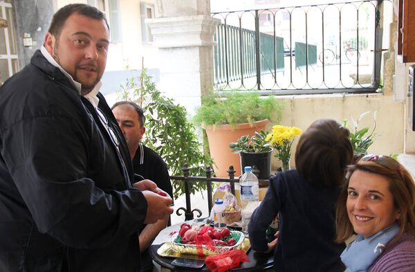 Све наше људе који се затекну на Крфу за Васкрс испред Српске радње чека љубазни домаћин Жељко Поповић. Куцкње васкршњим јајима: Димитрије Стикић „Светосавско звонце“ vs Сенка Милош „Спутњик“. - Sputnik Србија