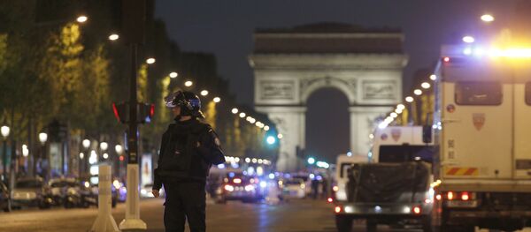 Policija na Jelisejskim poljima u Parizu - Sputnik Srbija